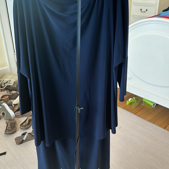 Dress dark navy.  Pearls at bottom - Picture 5 of 5